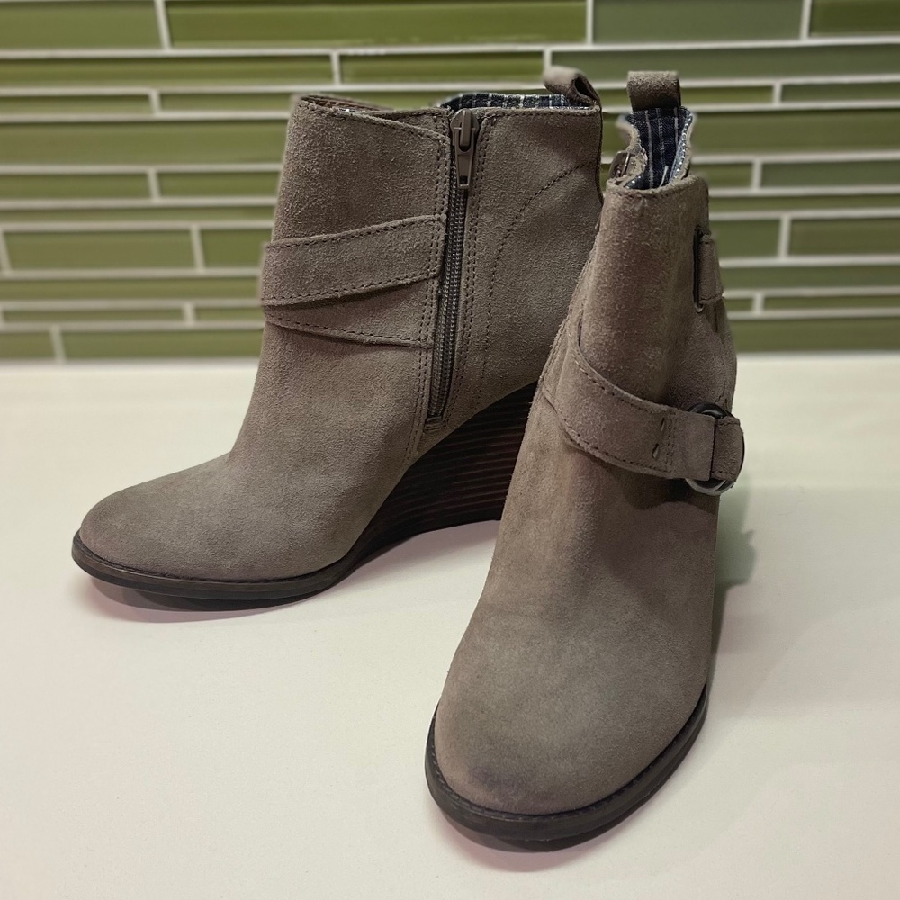 NWOB Lucky Brand Grey Suede Wedge Ankle Boots sz 7